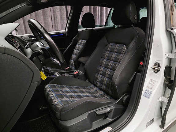 Volkswagen Golf VII 19 of 30