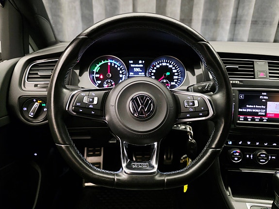Volkswagen Golf VII 23 of 30