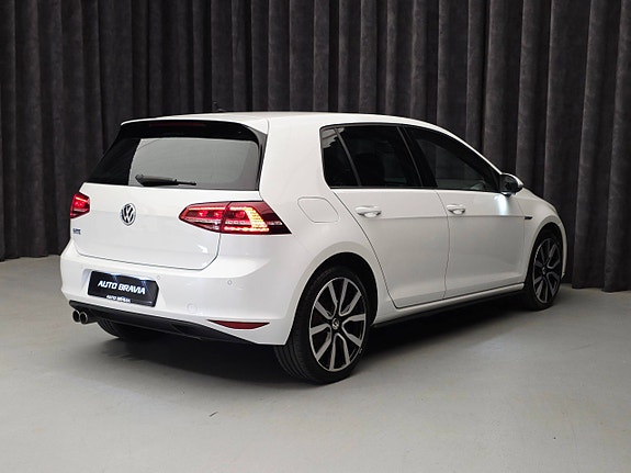 Volkswagen Golf VII 13 of 30