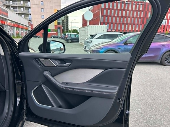 Jaguar I-PACE 28 of 30