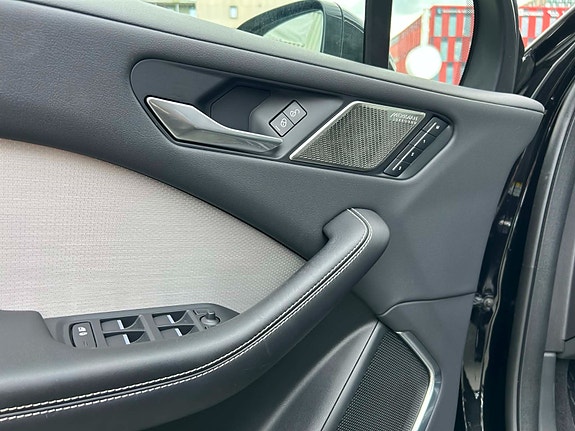 Jaguar I-PACE 14 of 30