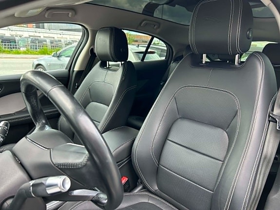 Jaguar I-PACE 12 of 30