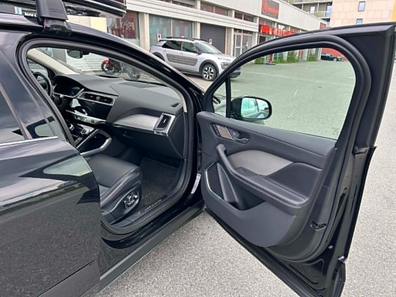 Jaguar I-PACE 27 of 30
