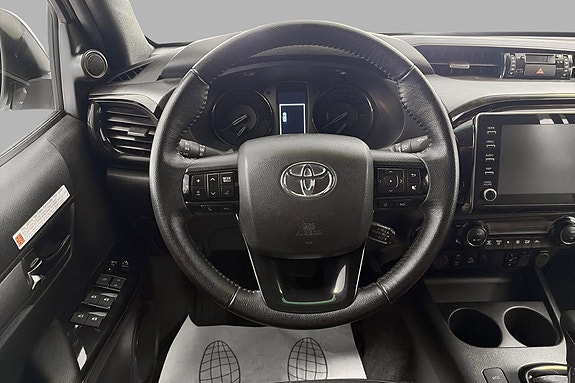 Toyota HiLux 14 of 19