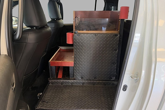 Toyota HiLux 11 of 19