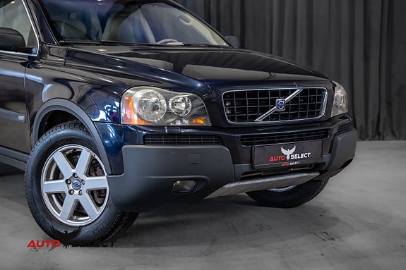 Volvo XC90 2 of 30