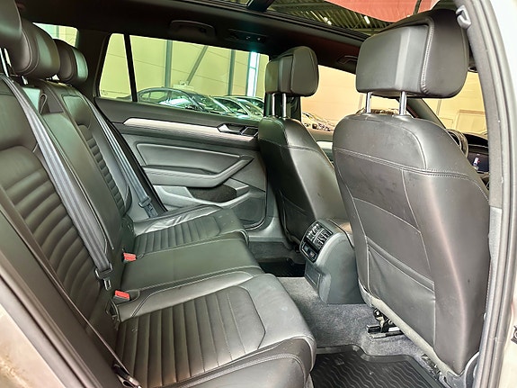 Volkswagen Passat Alltrack 19 of 30