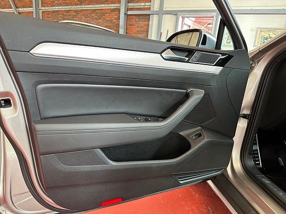 Volkswagen Passat Alltrack 14 of 30