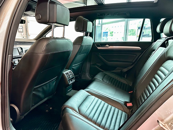 Volkswagen Passat Alltrack 18 of 30