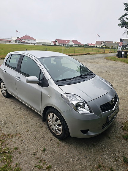 Toyota Yaris 2 of 14