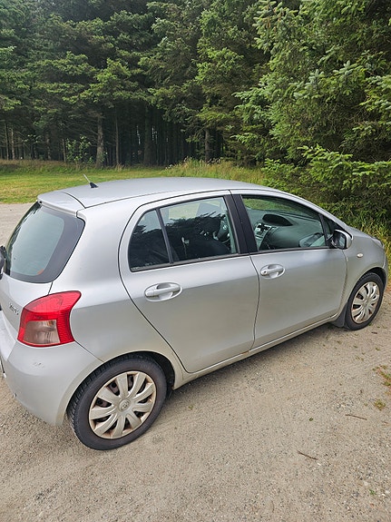 Toyota Yaris 3 of 14