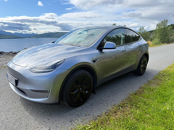 Tesla Model Y 6 of 17