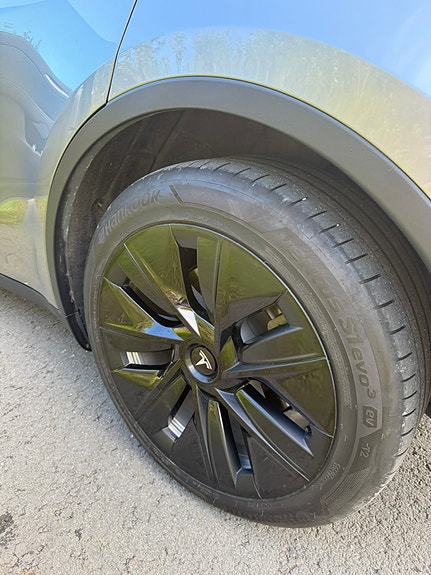 Tesla Model Y 9 of 17