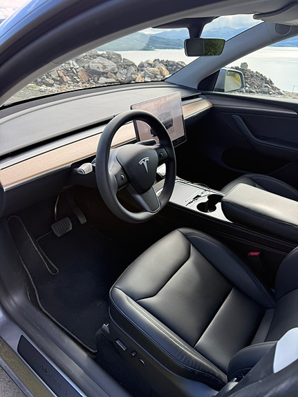 Tesla Model Y 11 of 17