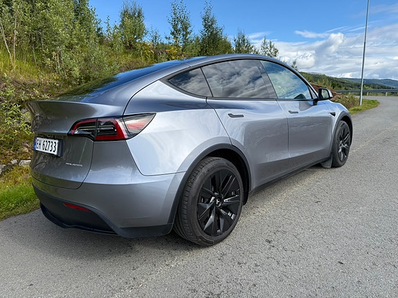 Tesla Model Y 3 of 17
