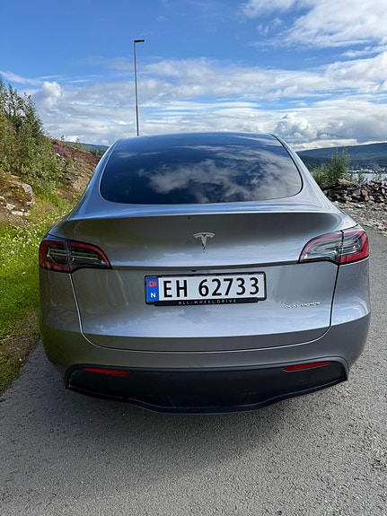 Tesla Model Y 4 of 17