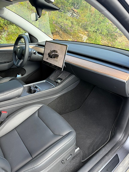Tesla Model Y 12 of 17