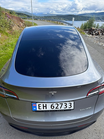 Tesla Model Y 7 of 17
