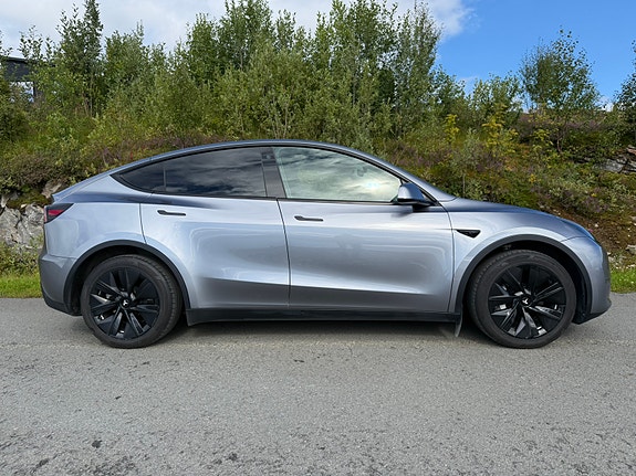 Tesla Model Y 2 of 17