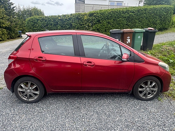 Toyota Yaris 7 of 9