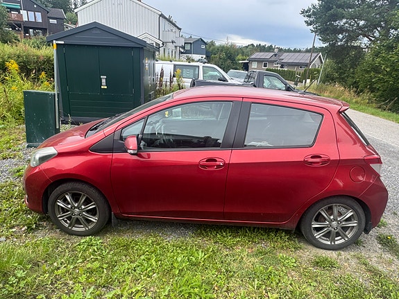 Toyota Yaris 2 of 9