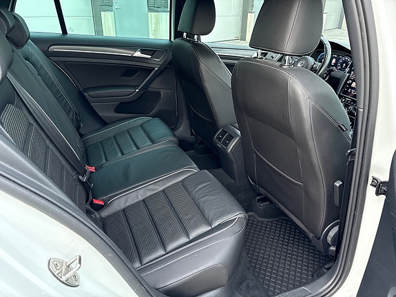 Volkswagen Golf 26 of 30