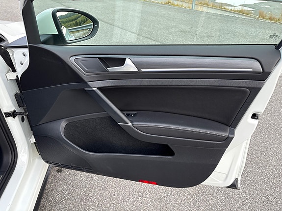 Volkswagen Golf 27 of 30