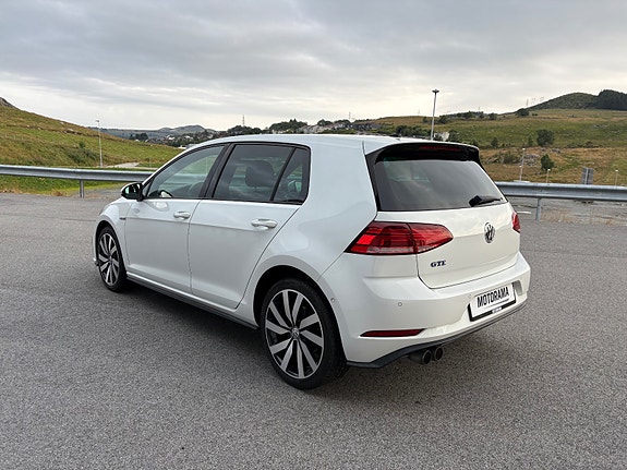 Volkswagen Golf 5 of 30