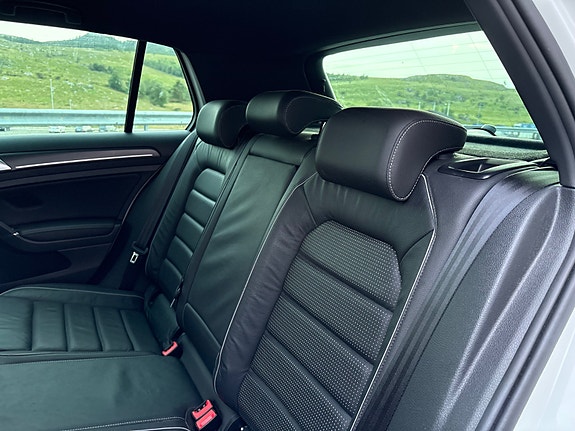 Volkswagen Golf 21 of 30