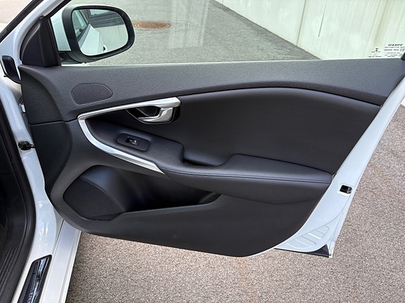 Volvo V40 22 of 30