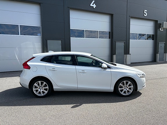 Volvo V40 2 of 30