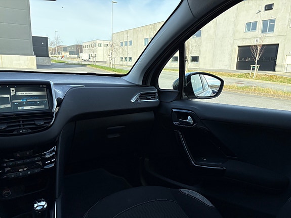 Peugeot 208 23 of 30
