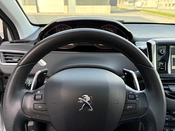 Peugeot 208 26 of 30