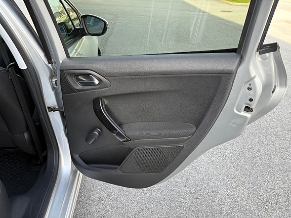 Peugeot 208 17 of 30
