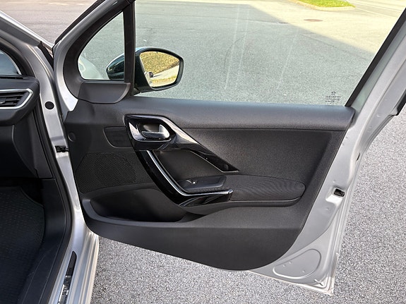 Peugeot 208 19 of 30