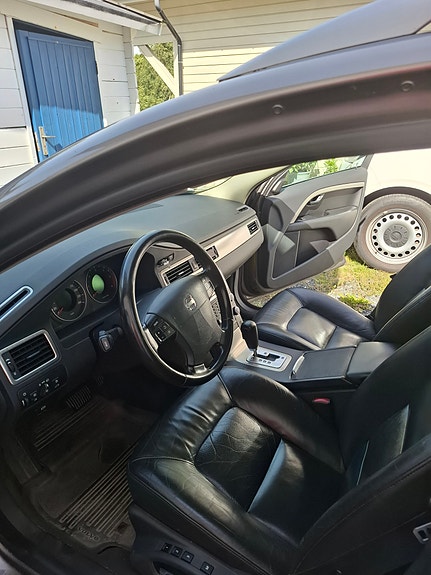 Volvo V70 2 of 6