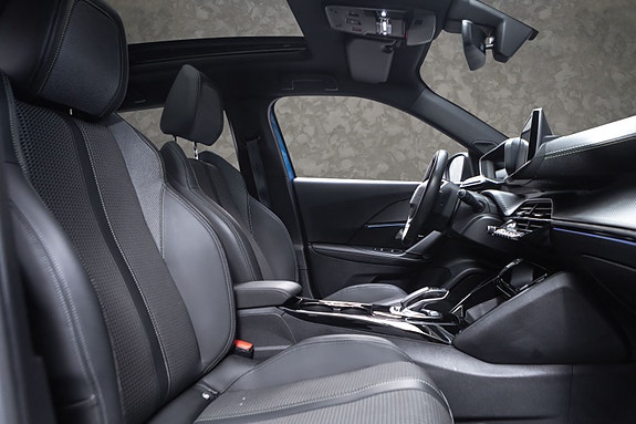 Peugeot e-2008 24 of 25
