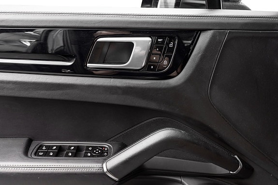 Porsche Cayenne 23 of 30
