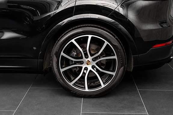Porsche Cayenne 4 of 30