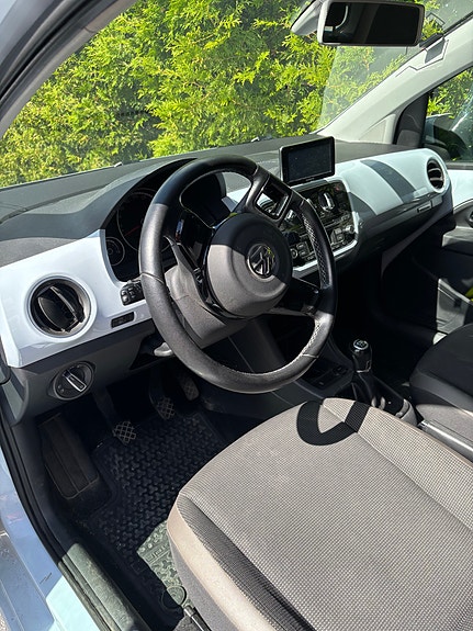Volkswagen UP! 7 of 15