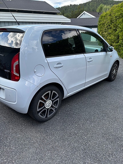 Volkswagen UP! 4 of 15