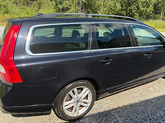 Volvo V70 2 of 7