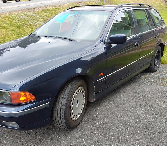 BMW 523i 2 of 12