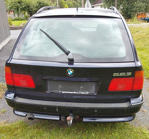BMW 523i 3 of 12