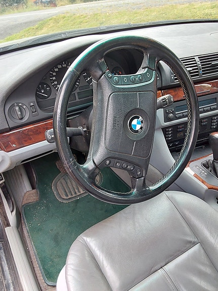 BMW 523i 6 of 12