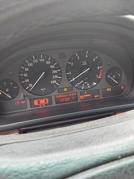 BMW 523i 10 of 12