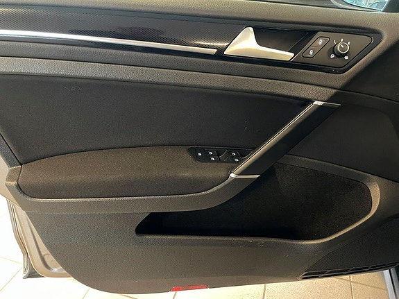 Volkswagen Golf VII 24 of 30
