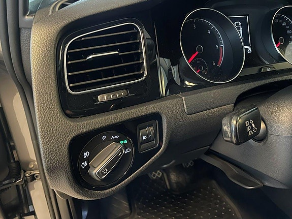 Volkswagen Golf VII 23 of 30
