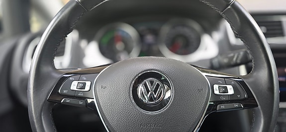Volkswagen e-Golf VII 19 of 23