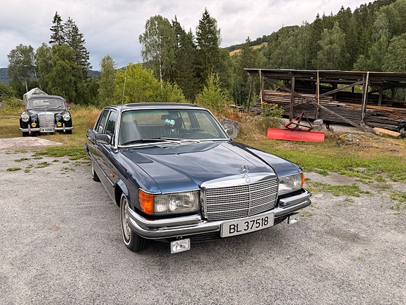 Mercedes-Benz 280 SE 2 of 12